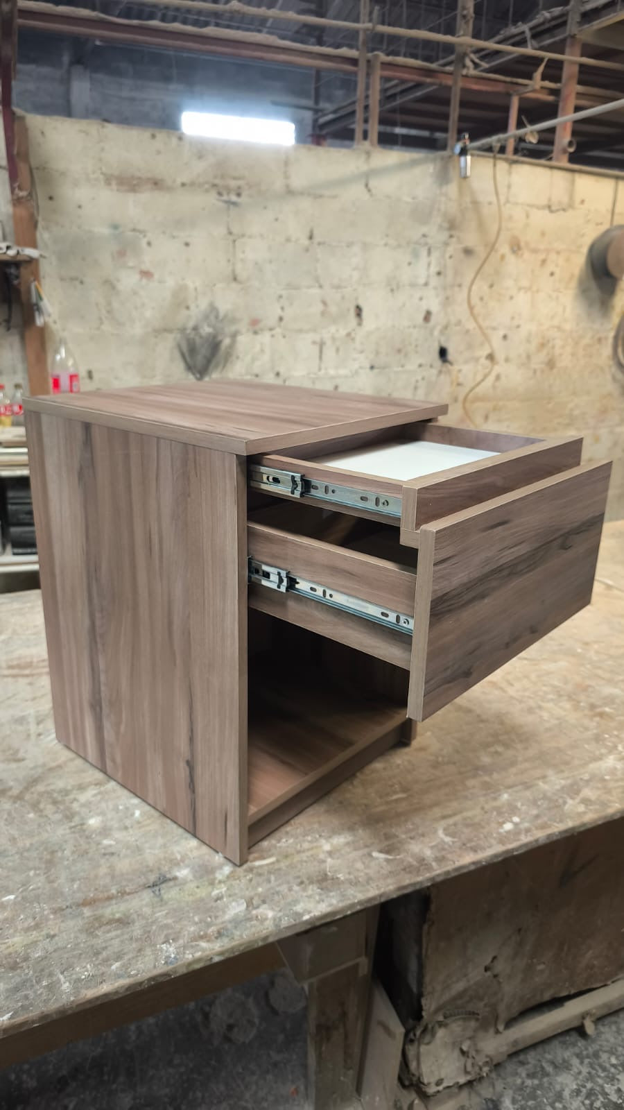 Mesa de Luz Moderna con Compartimentos Ocultos | Diseño elegante y funcional