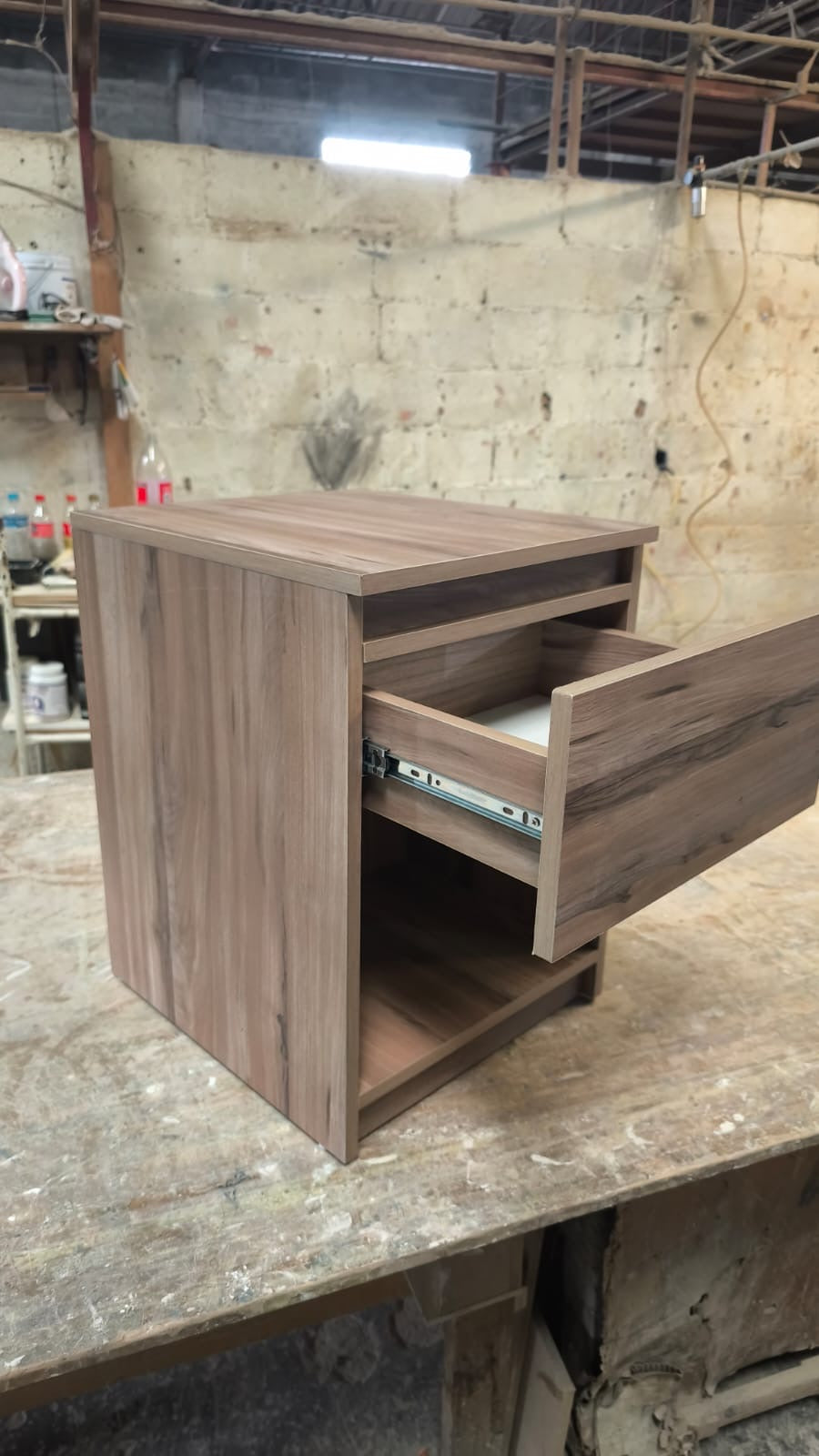 Mesa de Luz Moderna con Compartimentos Ocultos | Diseño elegante y funcional